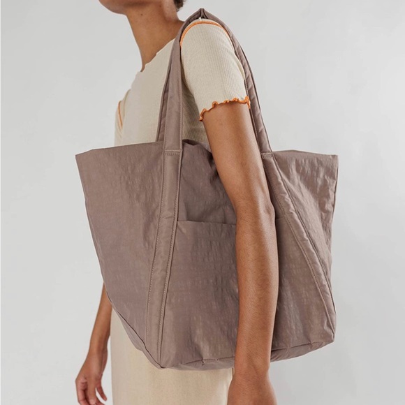 BAGGU Handbags - BAGGU Cloud Bag in Taupe NWT
